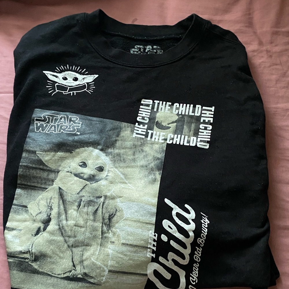 Baby yoda sweatshirt🖤